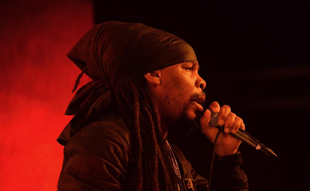 El cantante jamaicano Turbulence durante un concierto. 