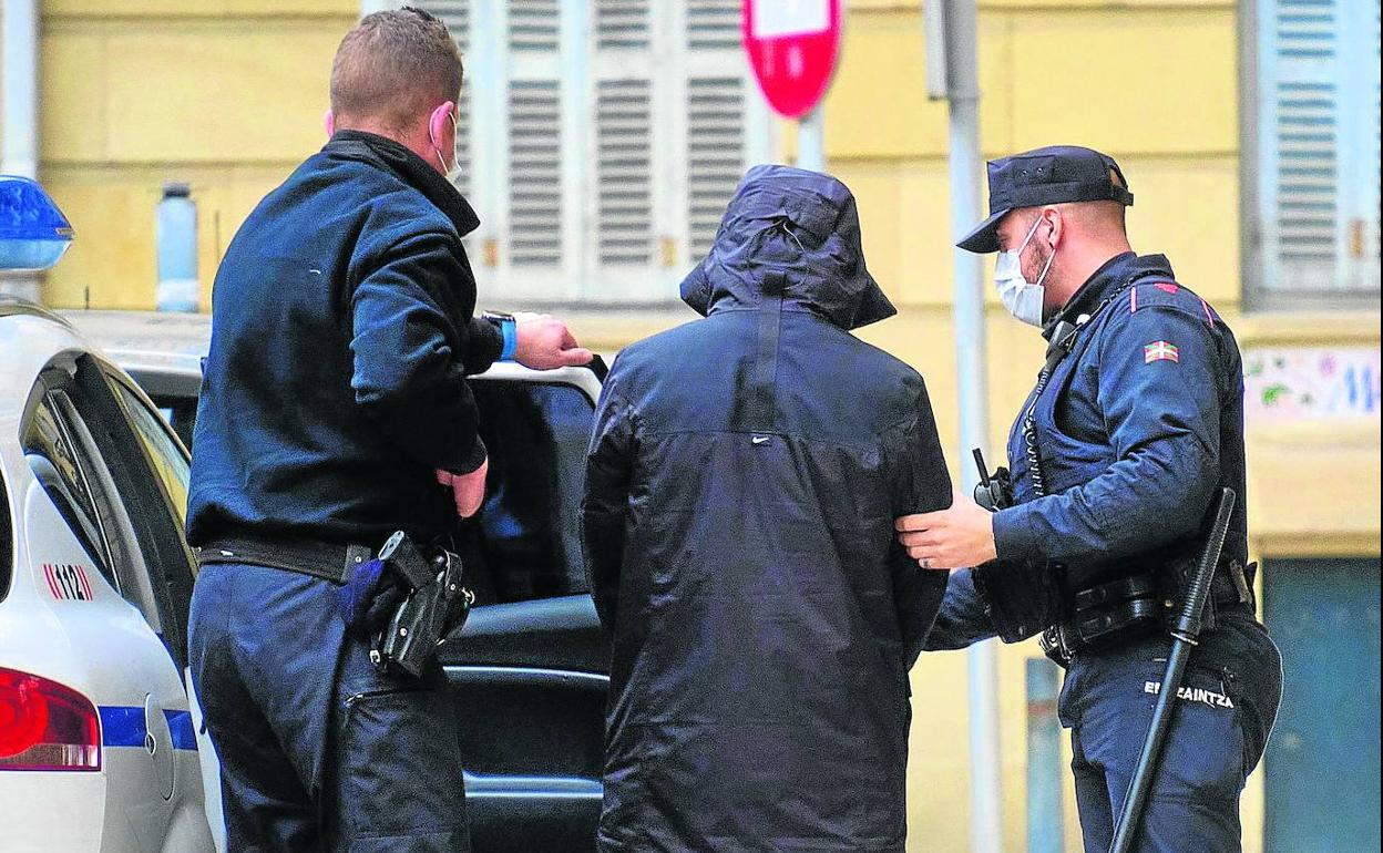 El violador en serie de Gipuzkoa es conducido por la Ertzaintza a su segundo juicio en la Audiencia de Gipuzkoa, en febrero de este año. 