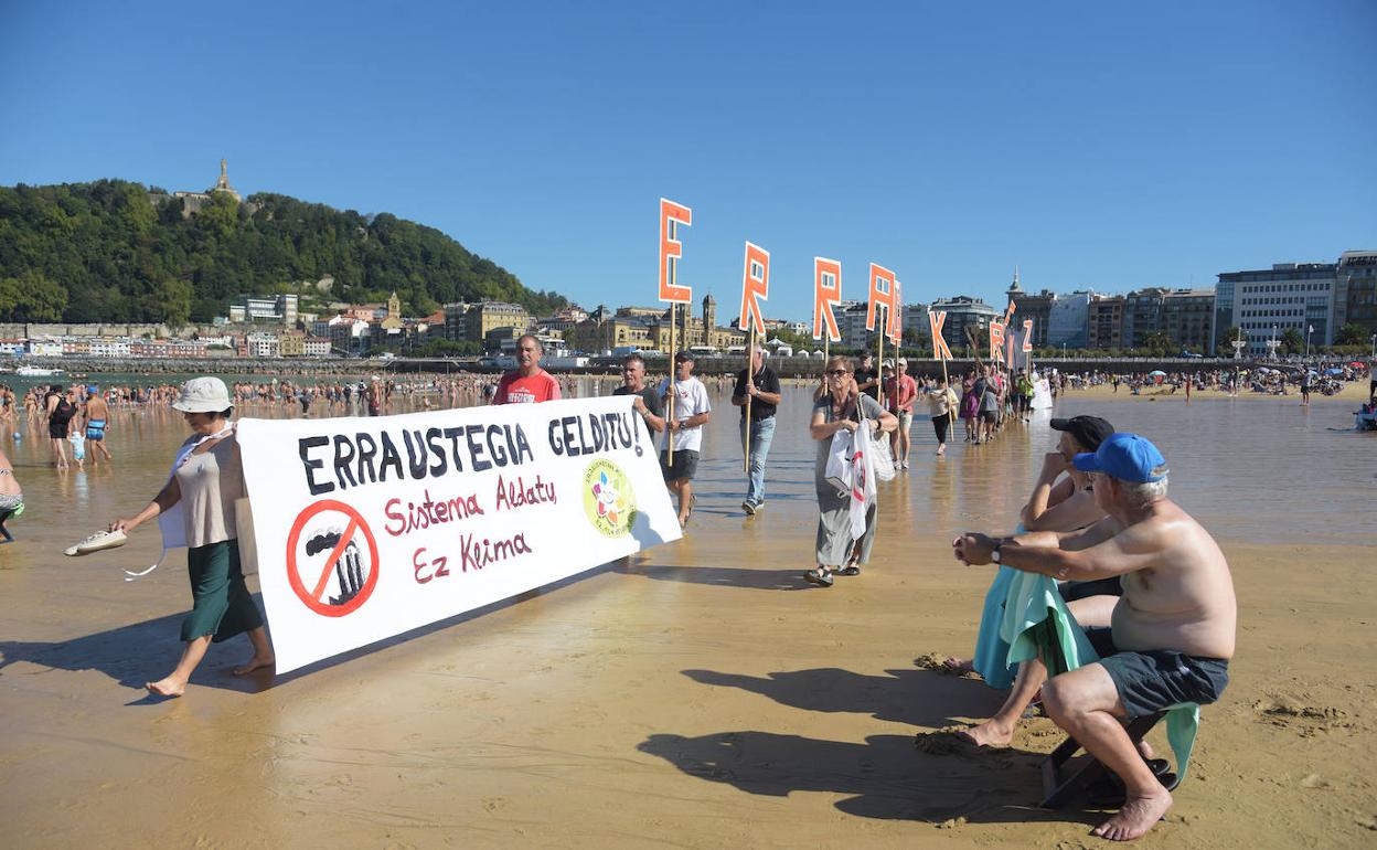 Cadena humana contra la incineradora en La Concha