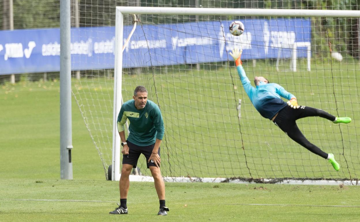 Gaizka Garitano, en un entrenamiento. 