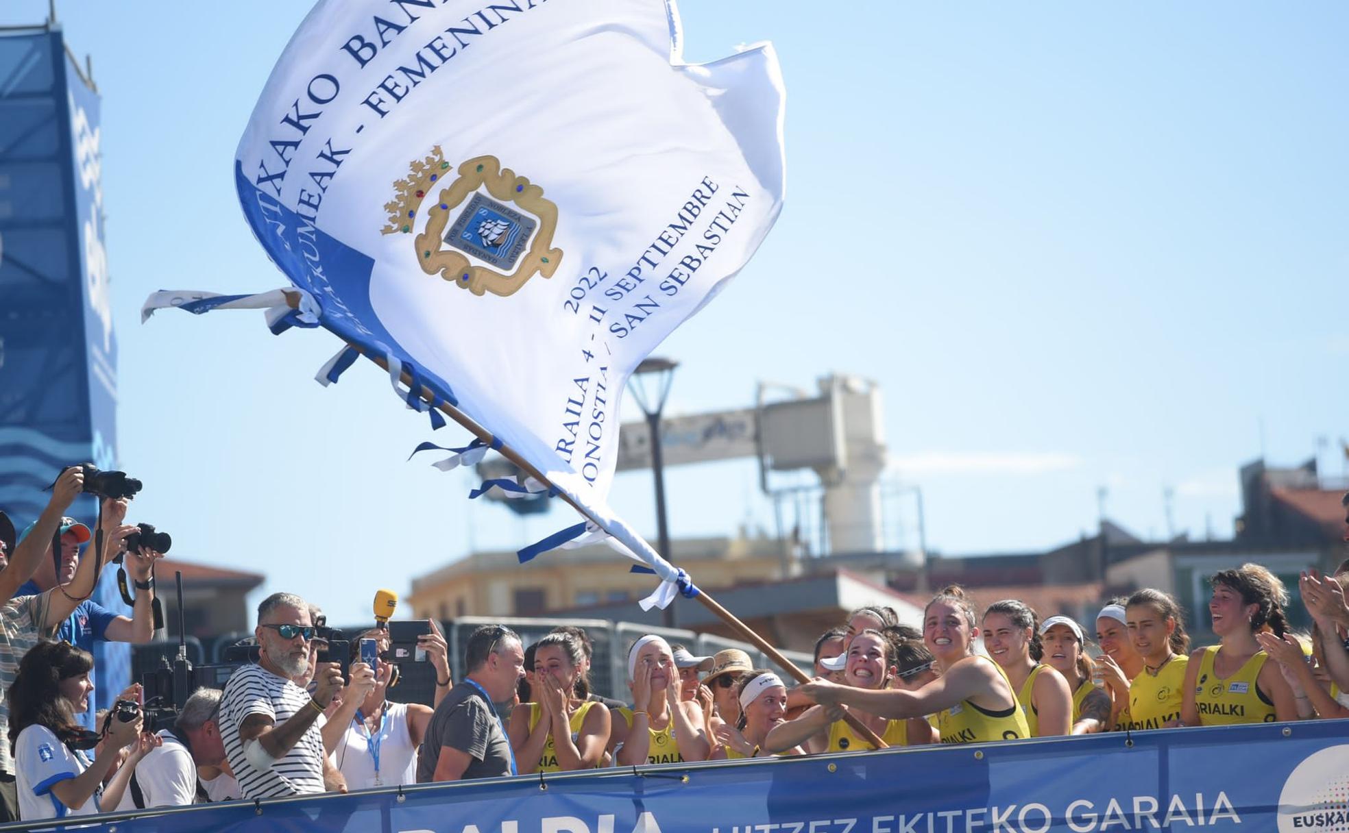 Las remeras de Orio celebran su victoria en la Bandera de La Concha.