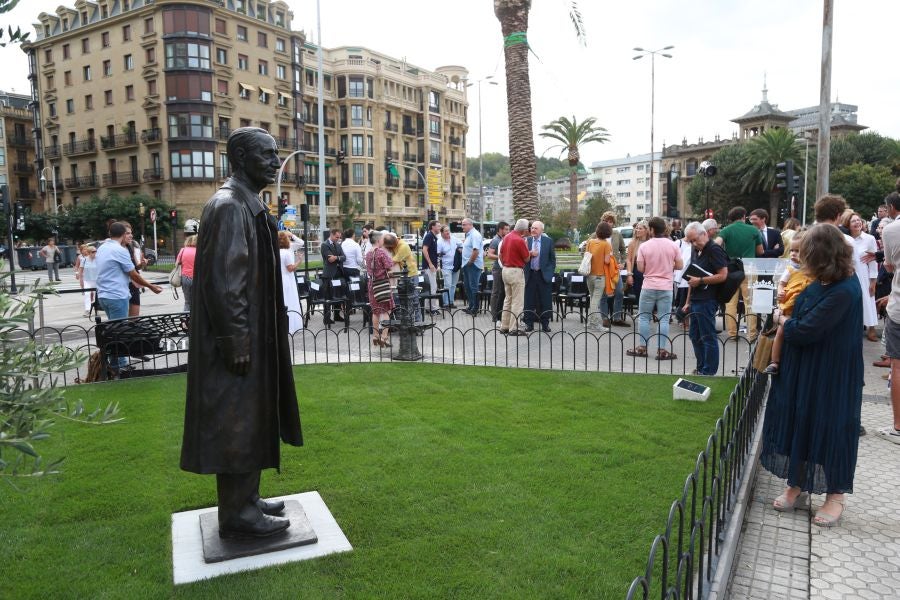 Fotos: La escultura del lehendakari Leizaola ya está en la plaza Euskadi
