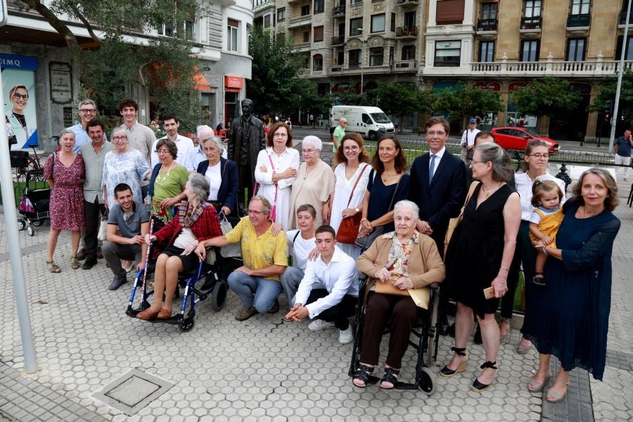 Fotos: La escultura del lehendakari Leizaola ya está en la plaza Euskadi