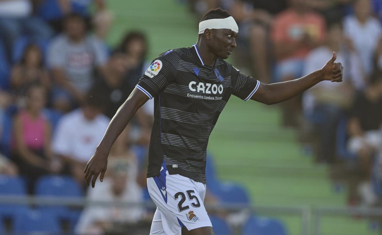 Sadiq, en su última participación con la Real, en el Coliseum de Getafe, minutos antes de caer lesionado de gravedad. 