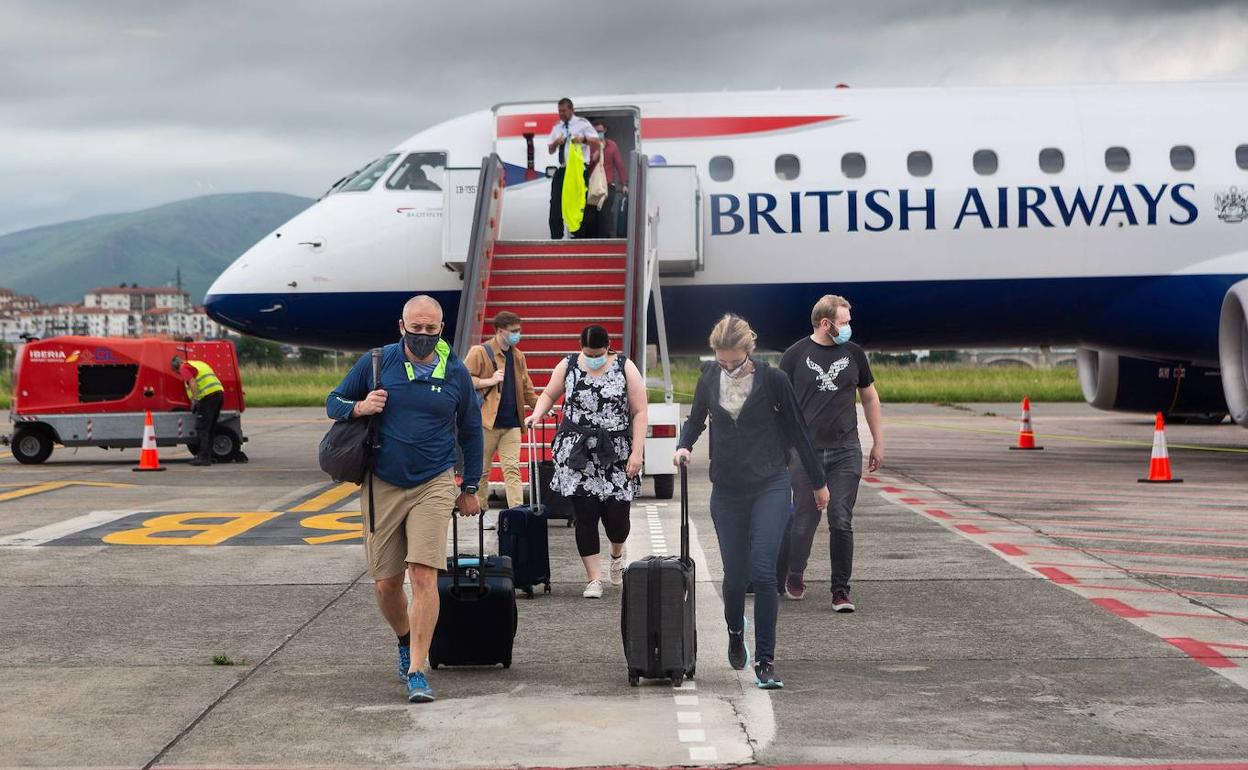Pasajeros procendentes de Londres aterrizan en Hondarribia.