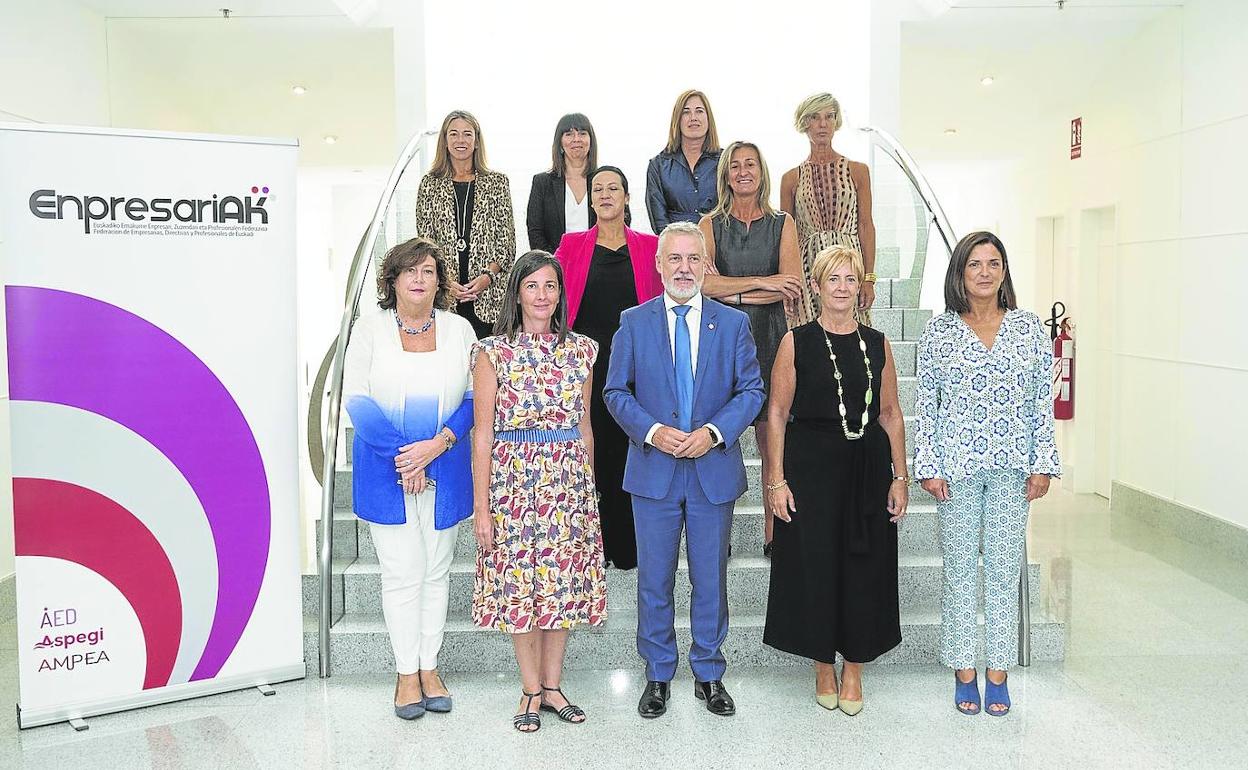 Urkullu, flanqueado por Itziar Gonzalo (Diputación de Araba), Nerea Ibáñez (EmpresariAK y Aspegi) y las consejeras Tapia y Artolazabal, entre otras.
