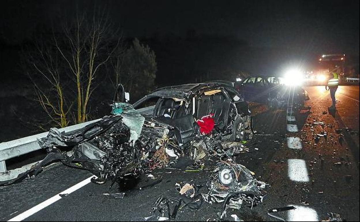 El coche en el que viajaban los fallecidos, destrozado tras el brutal impacto