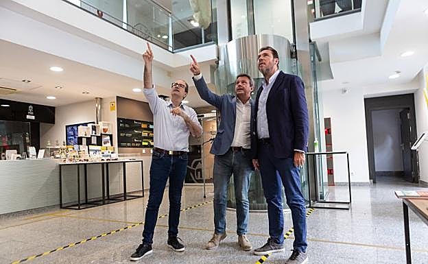 Juanjo Jiménez, director de Oiasso, y Santano explican a Óscar Puente el mural con el mapa romano que preside el hall de Oiasso.