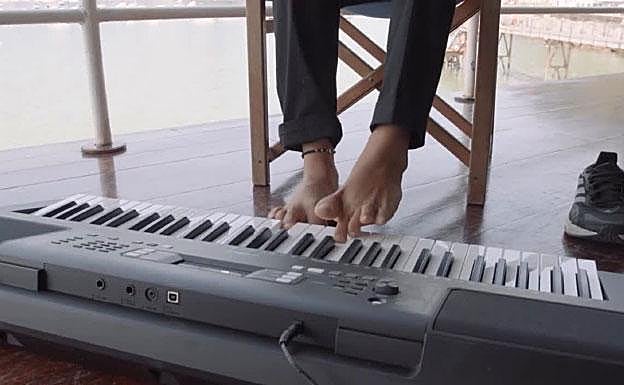 «Pinto con los pies y la boca, todo el piano con los pies»