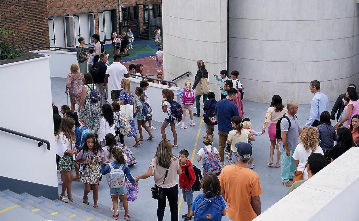 Un grupo de escolares a punto de entrar en empezar las clases. 