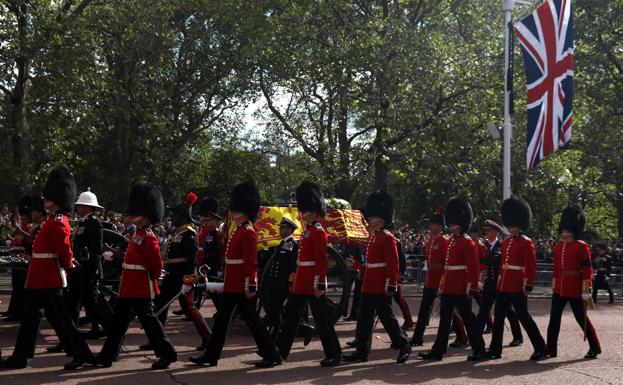 Colas de quince kilómetros para dar el último adiós a Isabel II