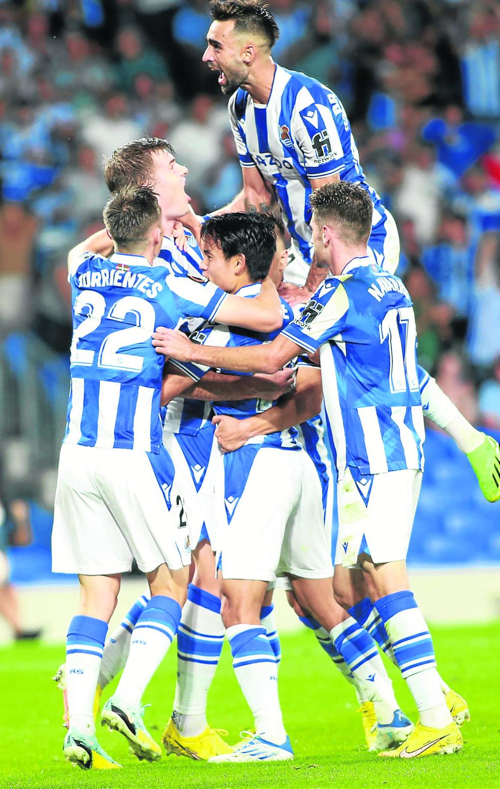 Los jugadores se abalanzan sobre Sorloth tras marcar el segundo tanto, a la postre el que dio la victoria a la Real ayer en Anoeta. 