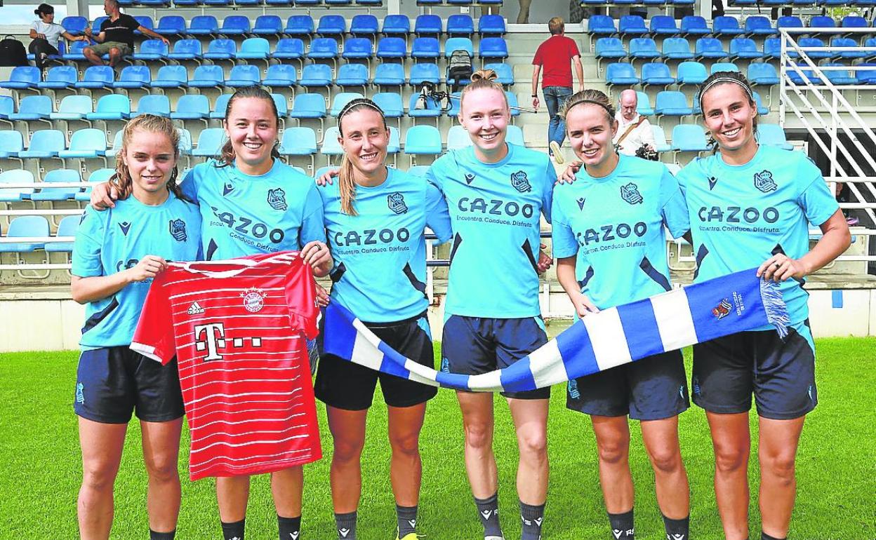 Cecilia, Amaiur, Gemma, Franssi, Mirari y Maddi Torre posan con la camiseta del Bayern, este jueves en Zubieta. 