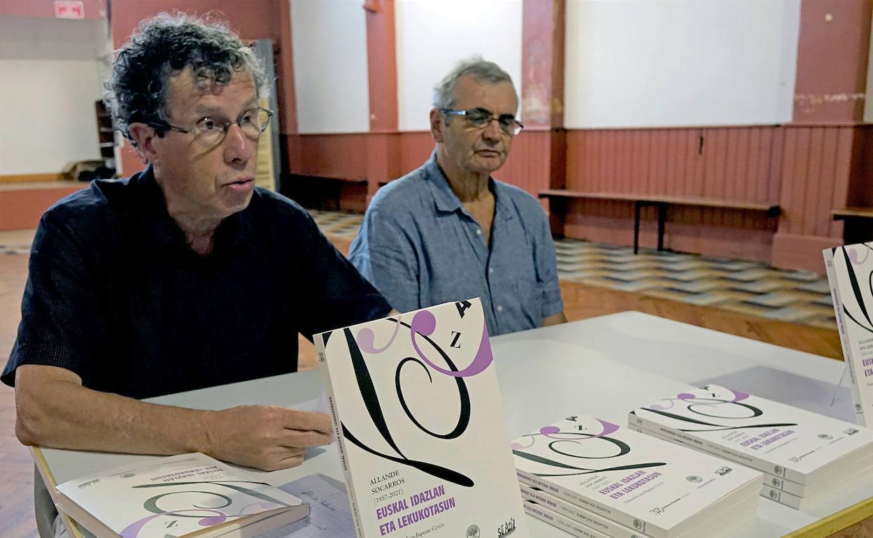 Battitu Coyos eta Jean Michel Bedaxagar, asteazkenean Maule-Lextarren egin zen aurkezpenean. 