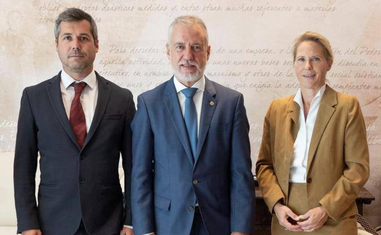 De izquierda a derecha, José Miguel Ferrer, director general de Statkraft para España y Portugal, Iñigo Urkullu y la vicepresidenta ejecutiva , Barbara Flesche.