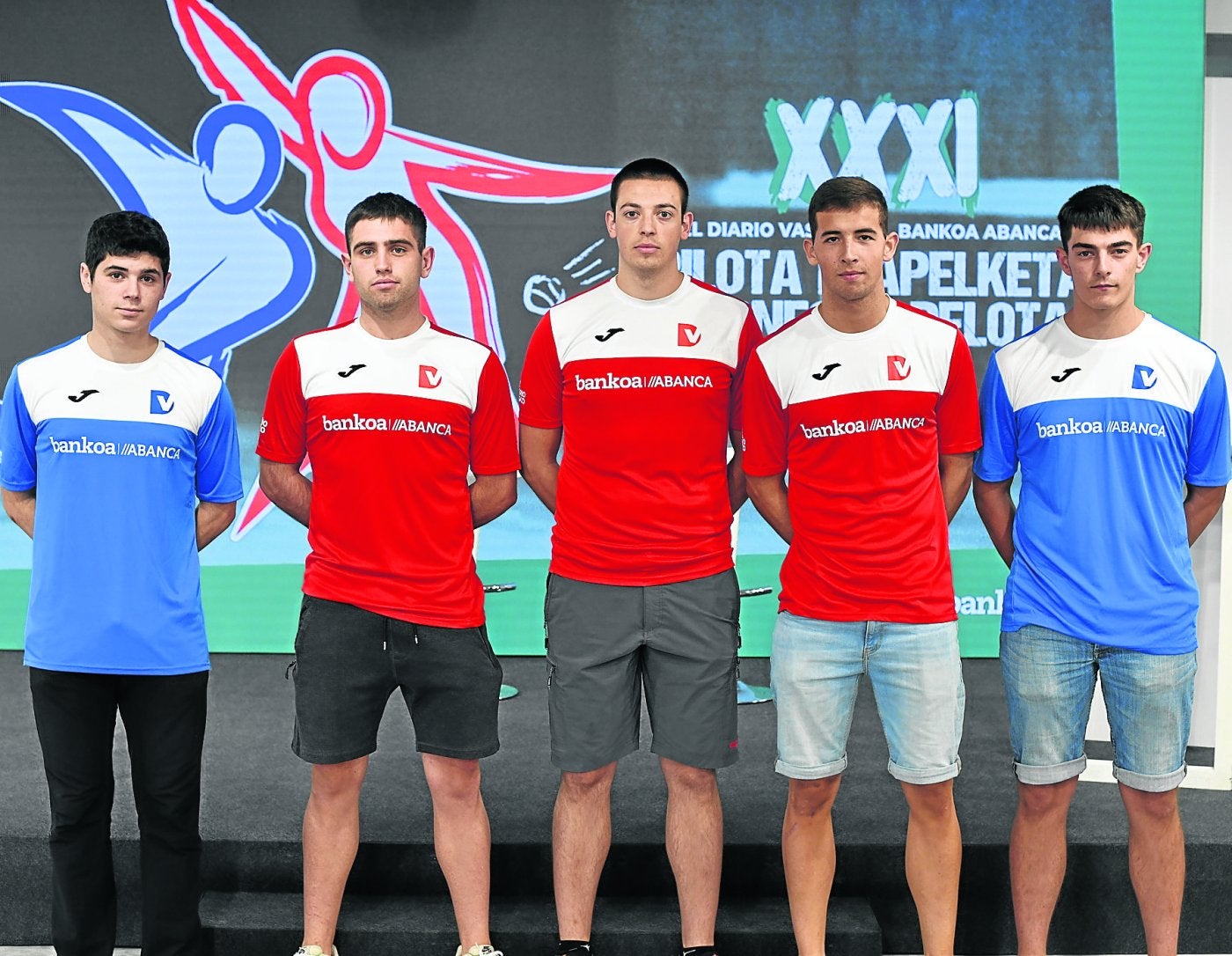 Tirado, Senar (es baja por mal de manos), Odriozola, Rekalde y Pascual, pelotaris programados para el estreno, posan en DV Gunea. 