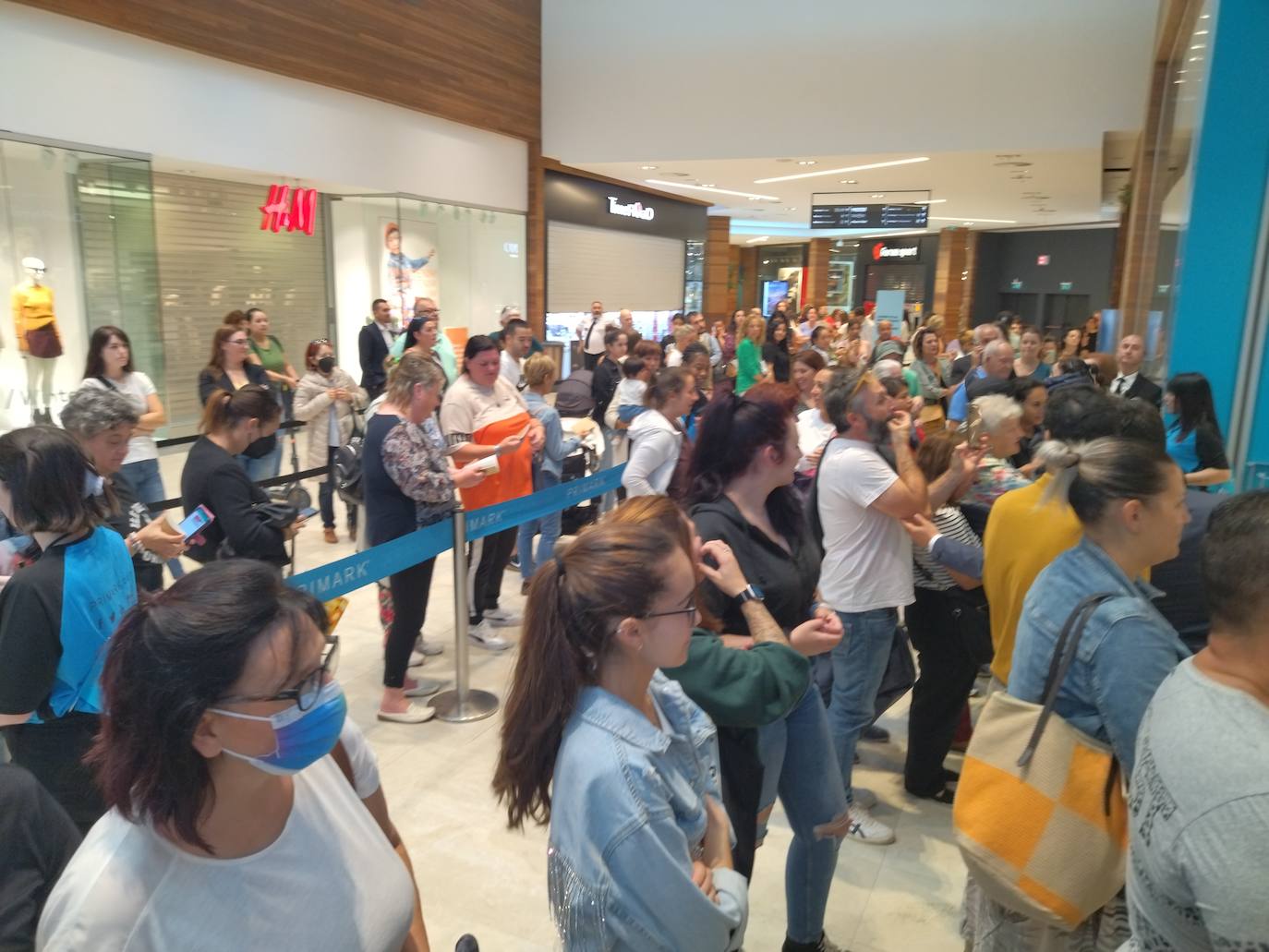 Fotos: Colas en el primer día Primark San Sebastián