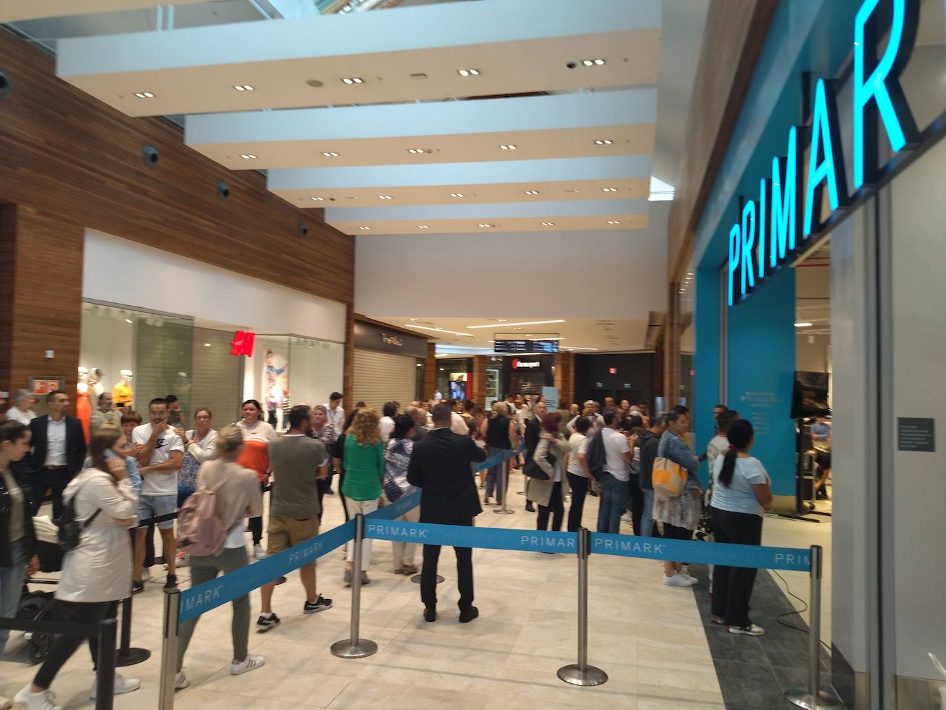 Fotos: Colas en el primer día Primark San Sebastián