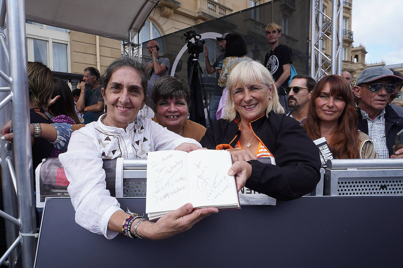 Cayetana Guillén Cuervo se fotografía con varios admiradores en la alfombra roja del Kursaal. 