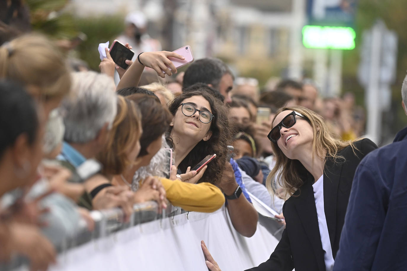 Cayetana Guillén Cuervo se fotografía con varios admiradores en la alfombra roja del Kursaal. 