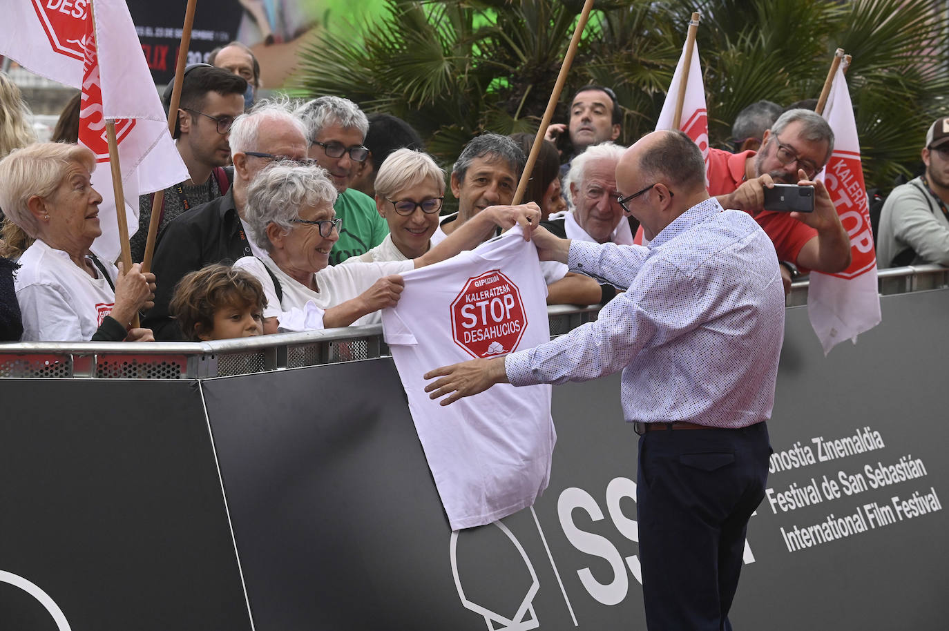 Cayetana Guillén Cuervo se fotografía con varios admiradores en la alfombra roja del Kursaal. 