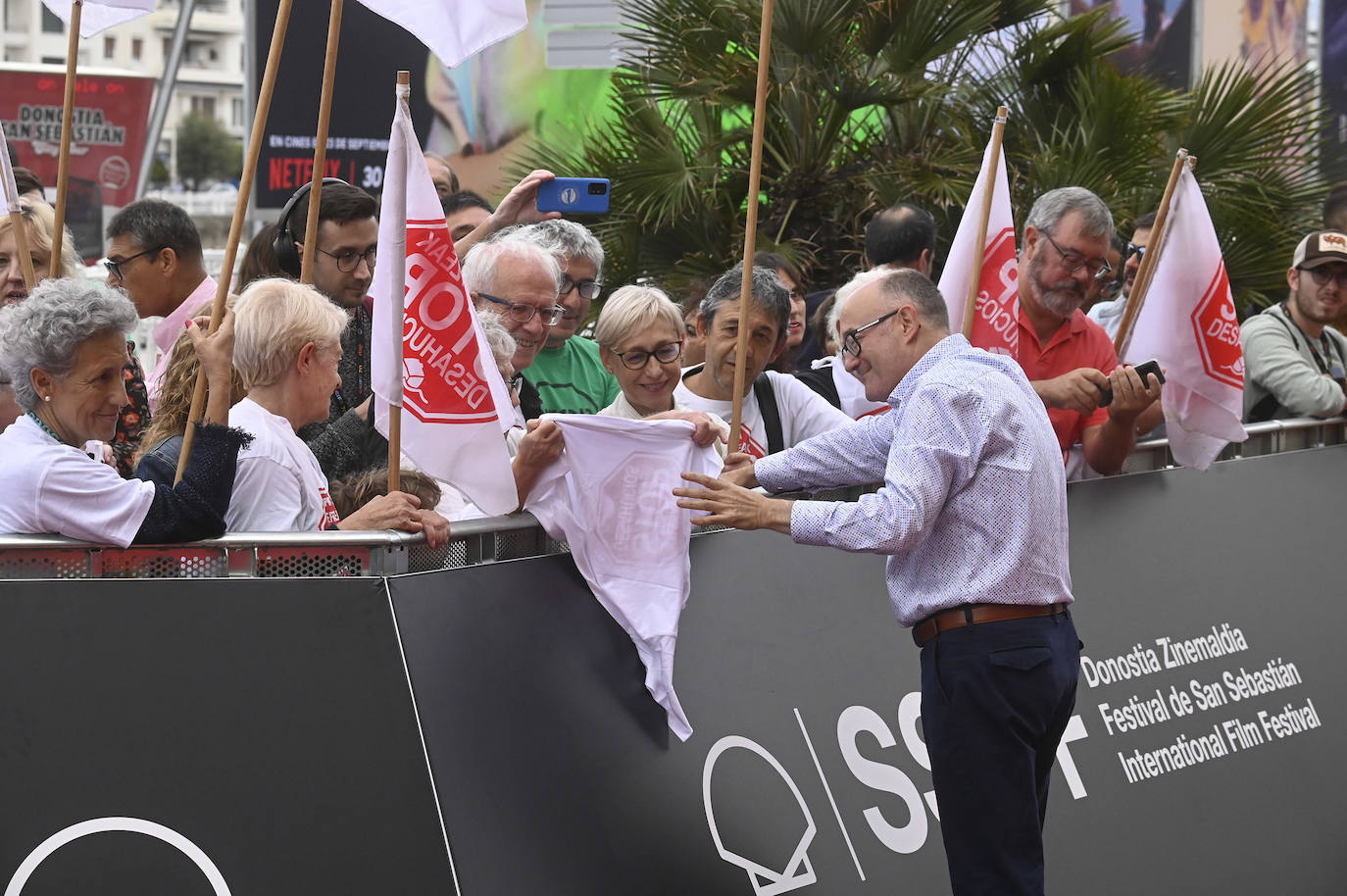 Cayetana Guillén Cuervo se fotografía con varios admiradores en la alfombra roja del Kursaal. 