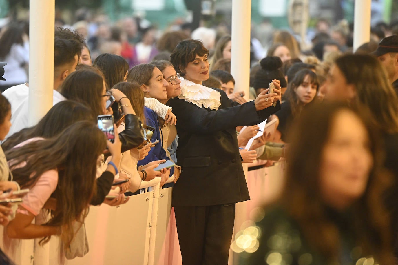 Cayetana Guillén Cuervo se fotografía con varios admiradores en la alfombra roja del Kursaal. 