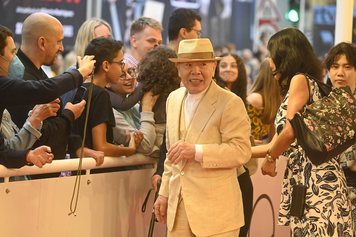 Cayetana Guillén Cuervo se fotografía con varios admiradores en la alfombra roja del Kursaal. 