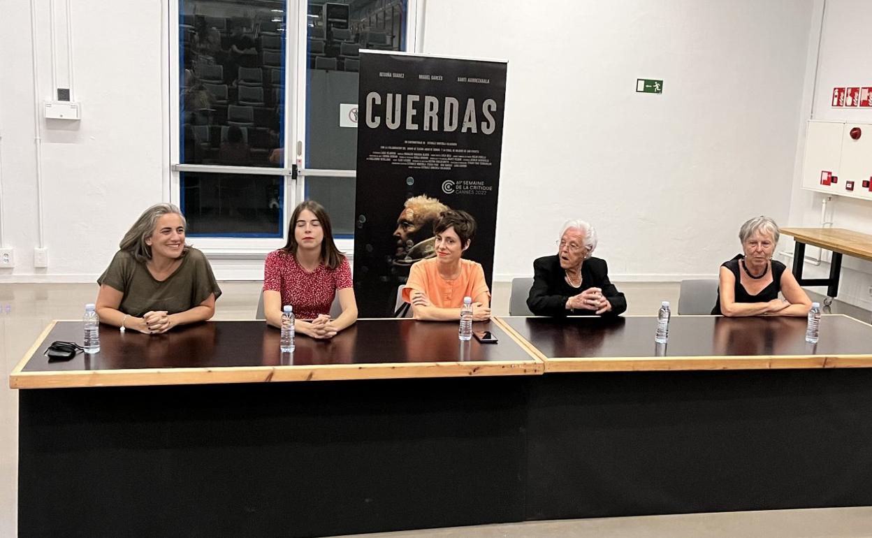La directora y las protagonistas, ayer durante la presentación del cortometraje. 