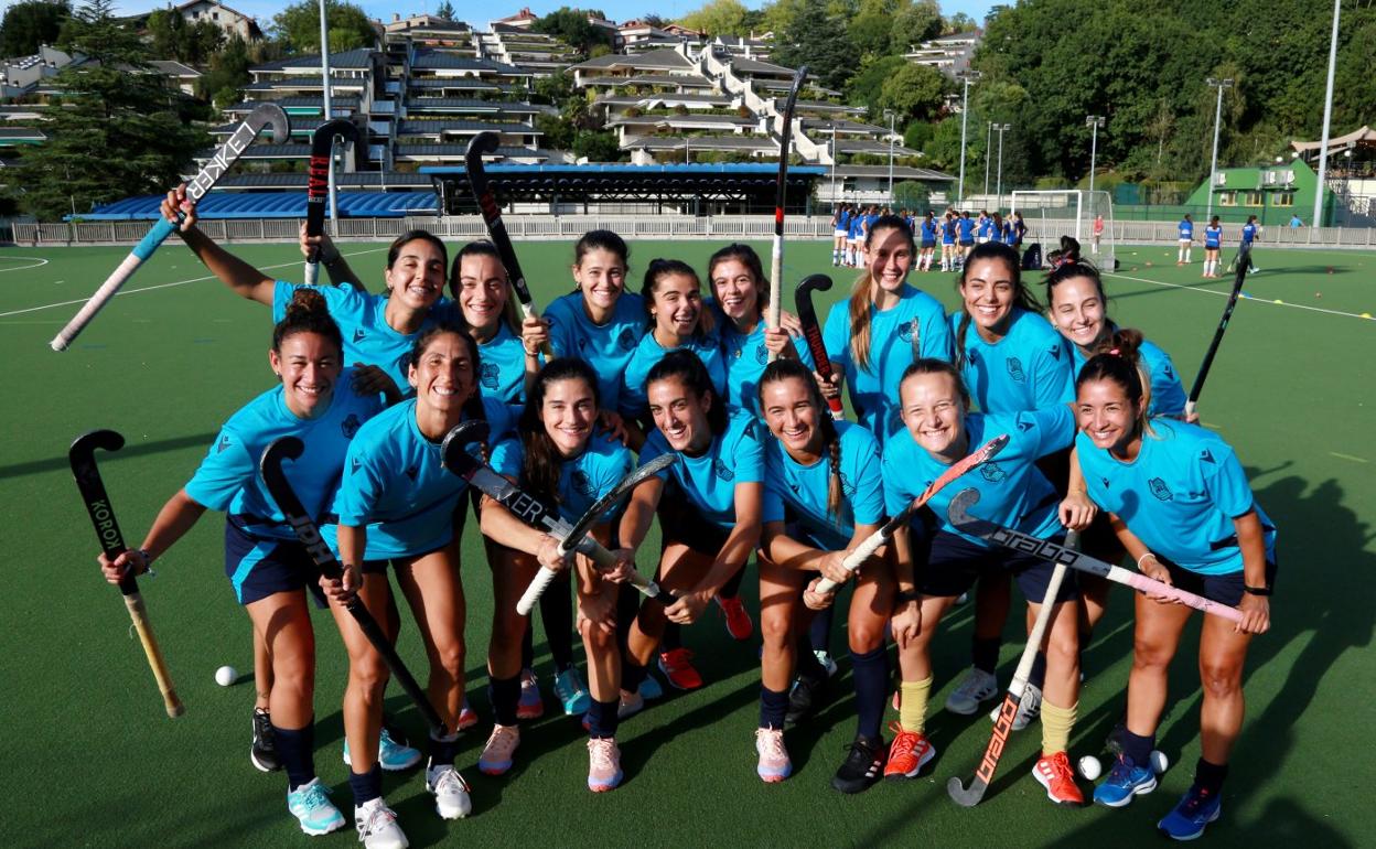 La plantilla de la Real se divierte esta semana antes del inicio de un entrenamiento. 