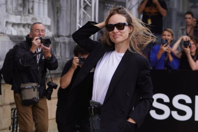 Olivia Wilde ha sido una de las estrellas más aclamadas en su llegada a Donostia. La directora ha estado varios minutos firmando autógrafos y fotografiándose con los admiradores.