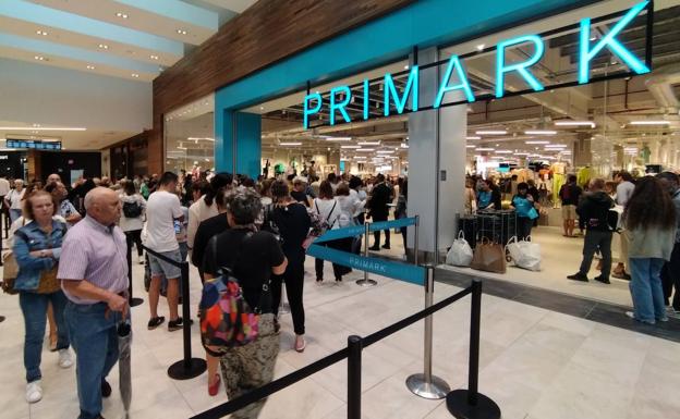 Largas colas en la inauguración del Primark de Garbera