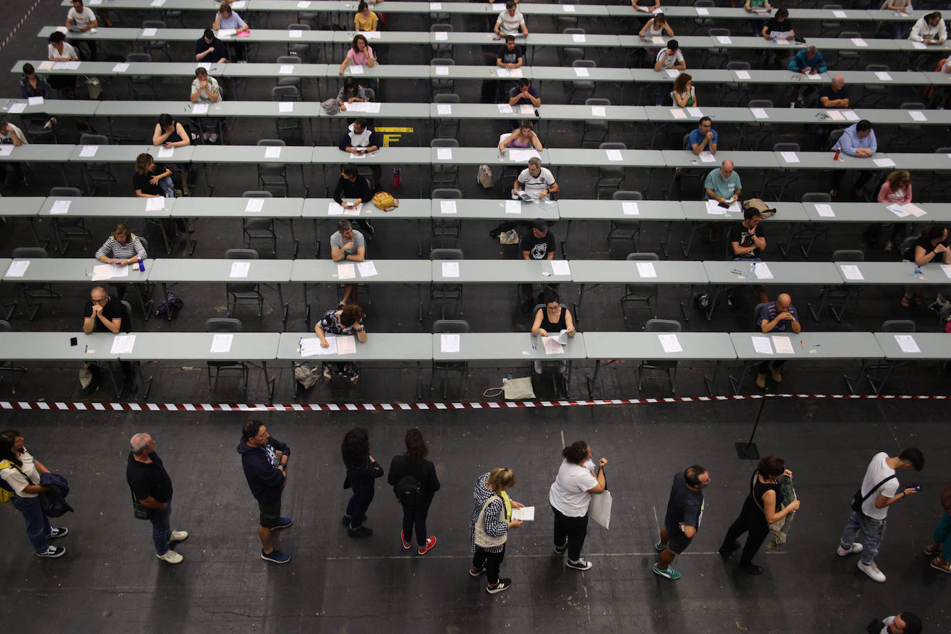 Fotos: 24.000 aspirantes compiten en la nueva OPE que se celebra en el BEC