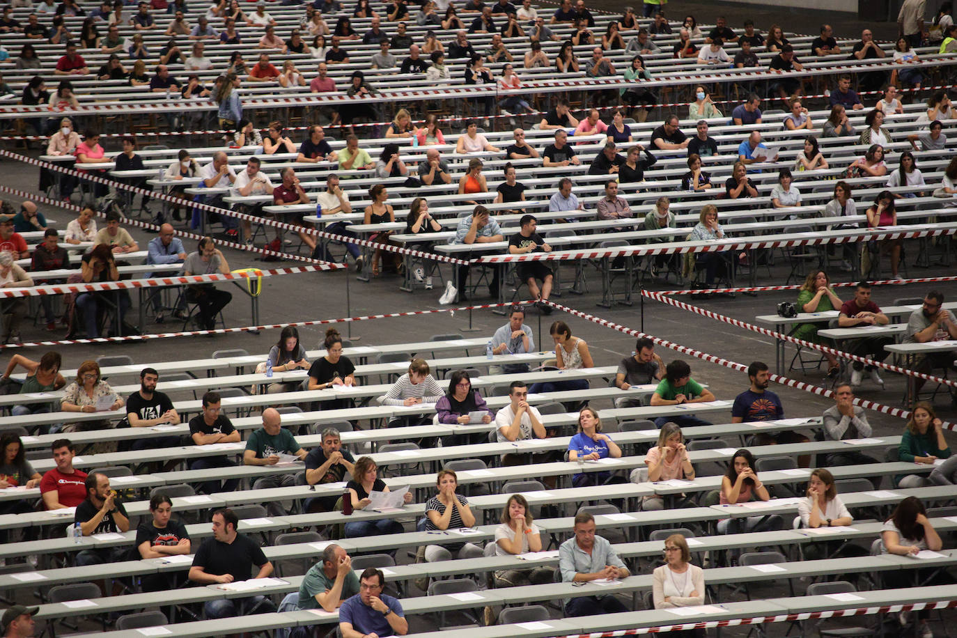 Fotos: 24.000 aspirantes compiten en la nueva OPE que se celebra en el BEC