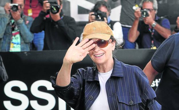 Juliette Binoche llegó este sábado discreta con su visera y sus gafas. Este domingo llegará su momento con el premio Donostia en el Kursaal. 