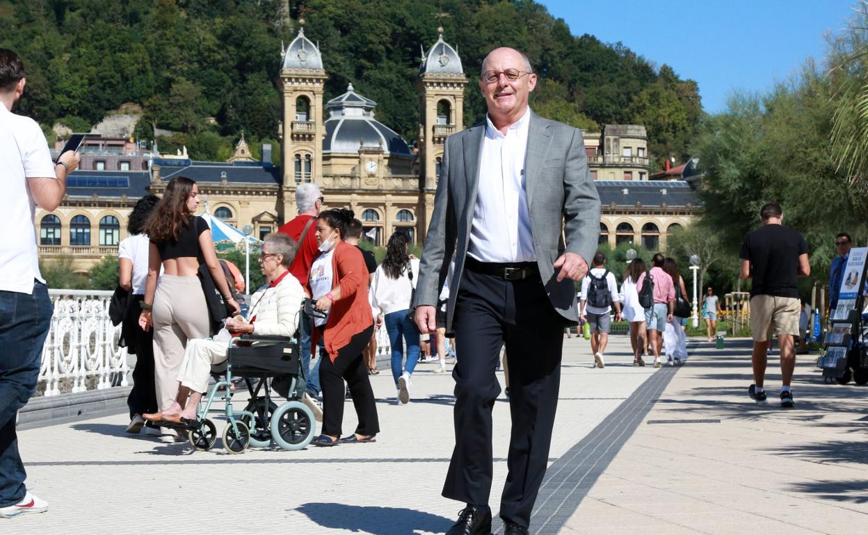 Juan Karlos Izagirre, ayer, en el Paseo de La Concha. 