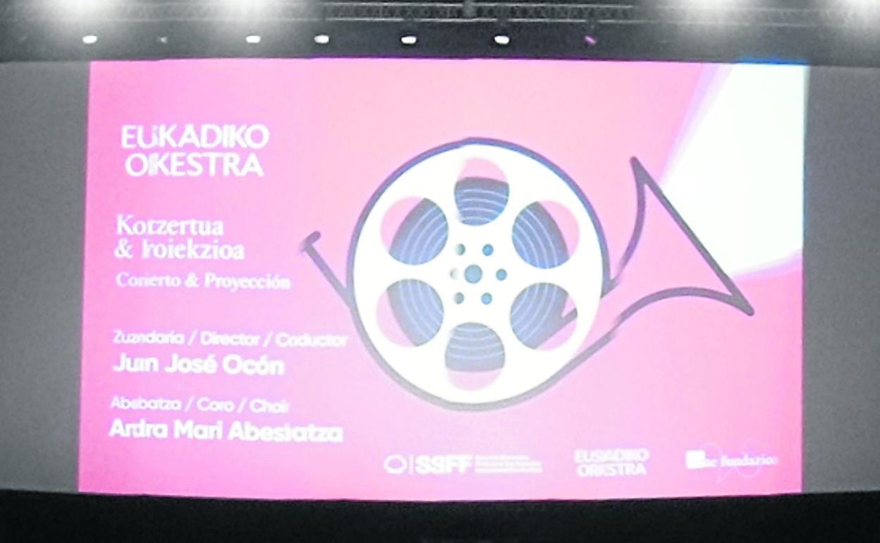 qCasi tres mil personas asistieron ayer al concierto de bandas sonoras de Euskadiko Orkestra y la coral Andra Mari. 