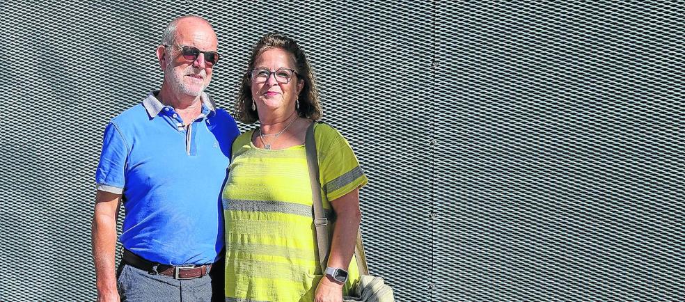 A Ángel le diagnosticaron alzhéimer hace poco más de un año. Lourdes es su pareja y también su cuidadora. 