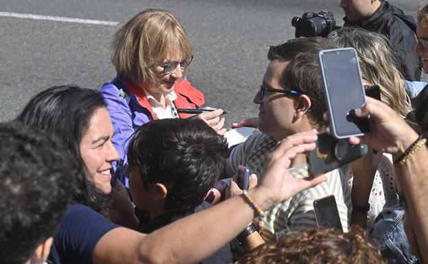 Carmen Maura firma autógrafos a su llegada a Donostia. 