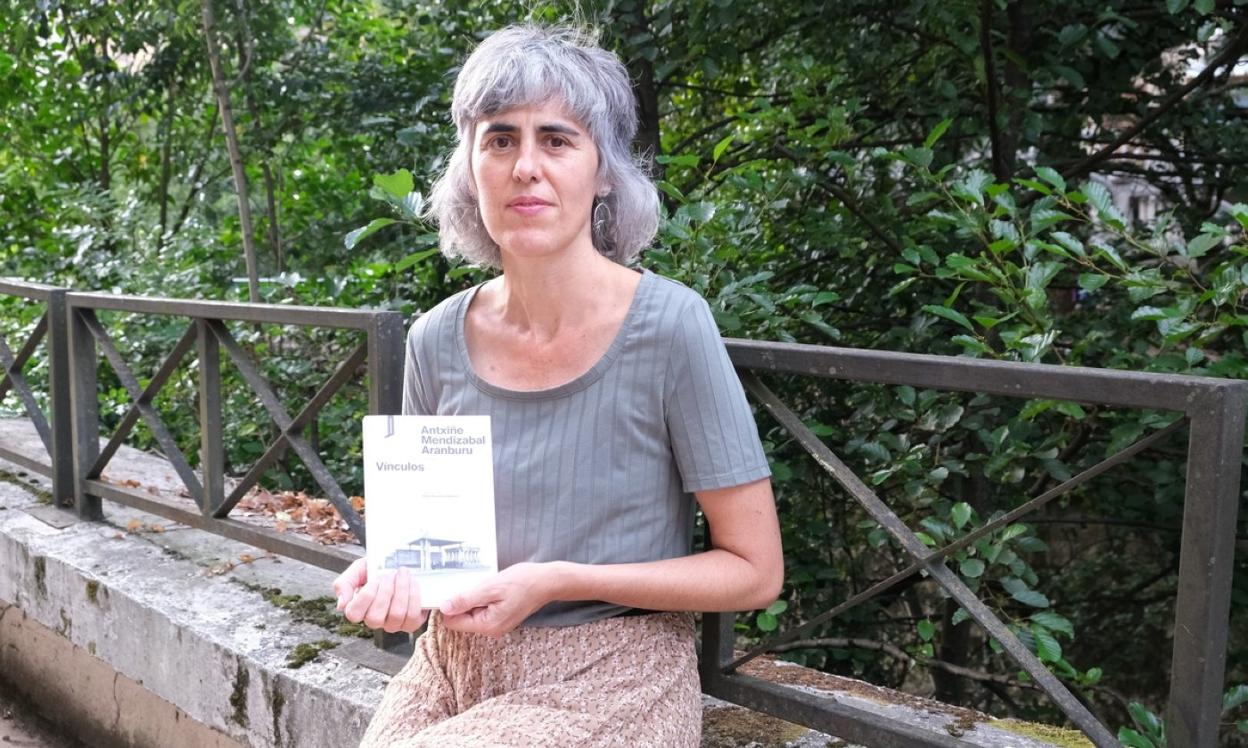 Antxiñe Mendizabal con un volumen de 'Vínculos' en sus manos. 
