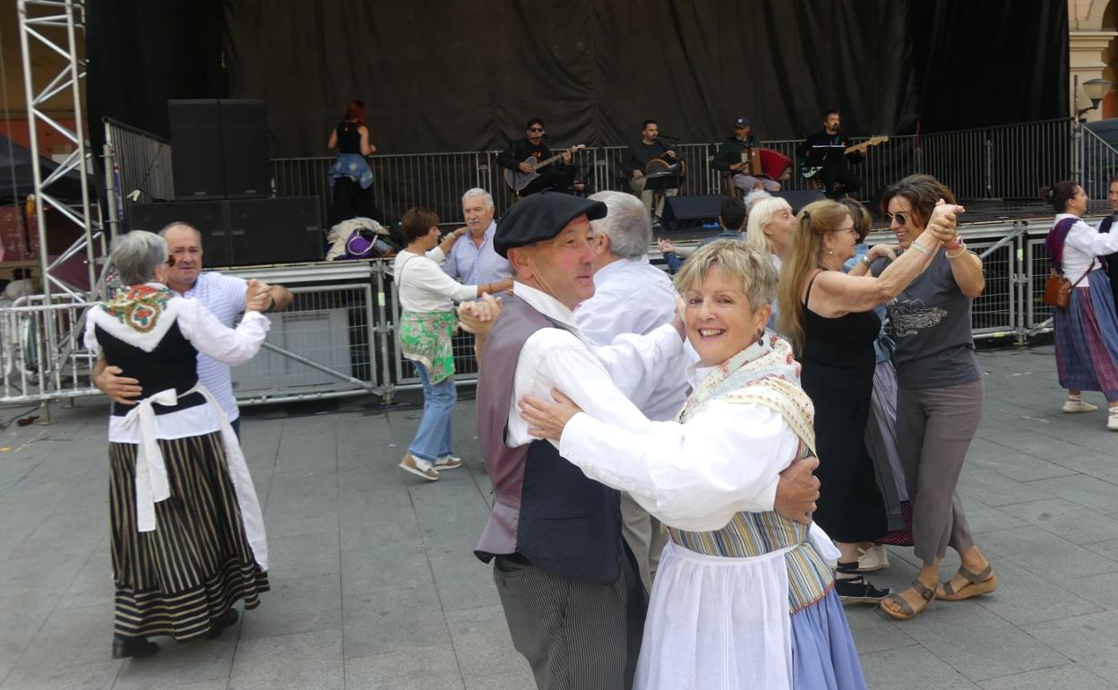 Euskal Jaia matinal que dio mucho de sí con artesanía, música, bertsolaris y gigantes. 