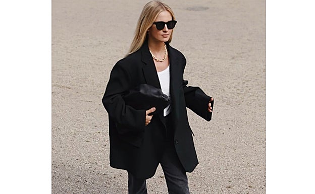 'Total black' con 'tank top' blanco.