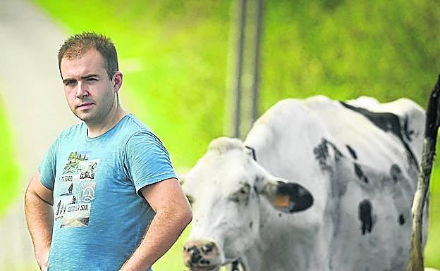 Eizagirre en su explotación de Zumaia,