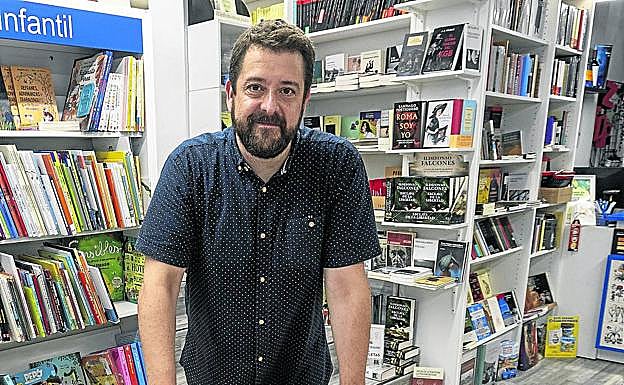 Adolfo López es el representante de los libreros en Gipuzkoa.