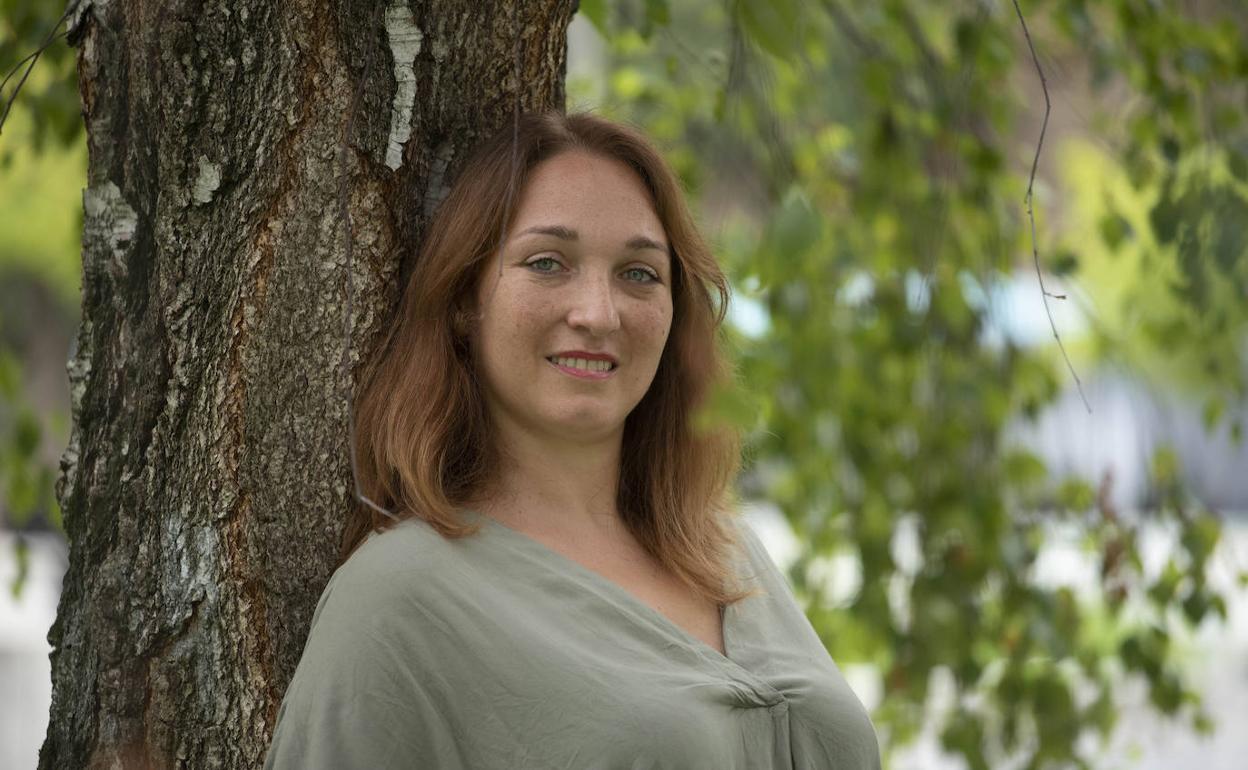 Muriel Larrea en el exterior de la sede del PP de Gipuzkoa, en el barrio donostiarra de Amara. 