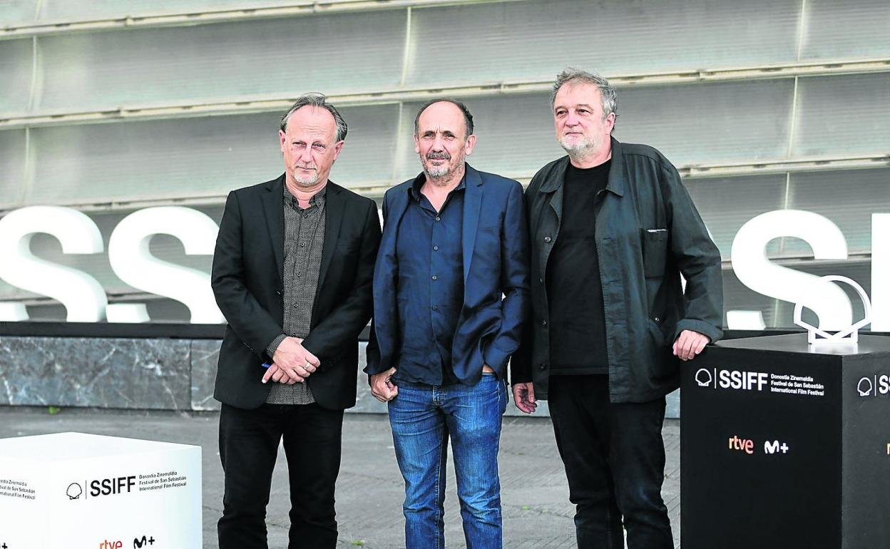 El productor Bertrand Faivre, el director Yannick Kergoat y el guionista Denis Robert. 