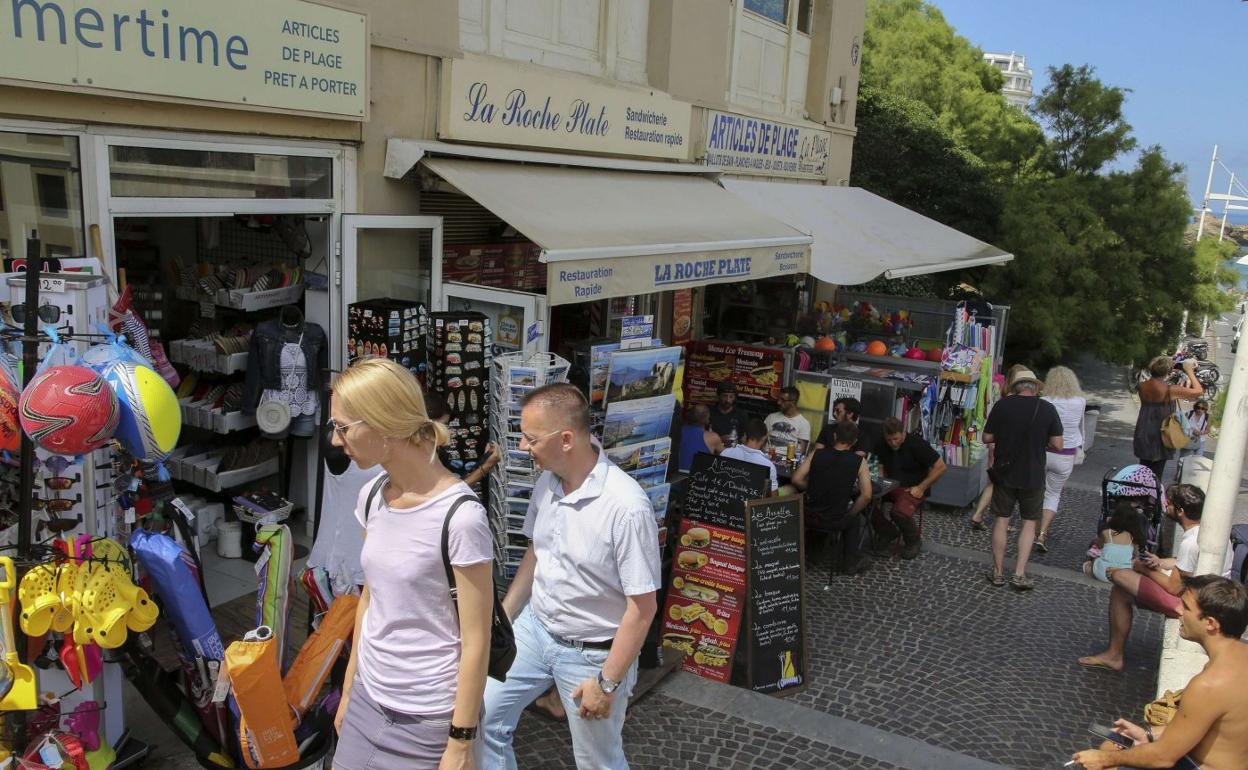 Turistas en el centro de Biarritz. 