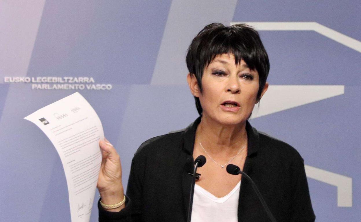 Maddalen Iriarte en una rueda de prensa en el Parlamento Vasco. 