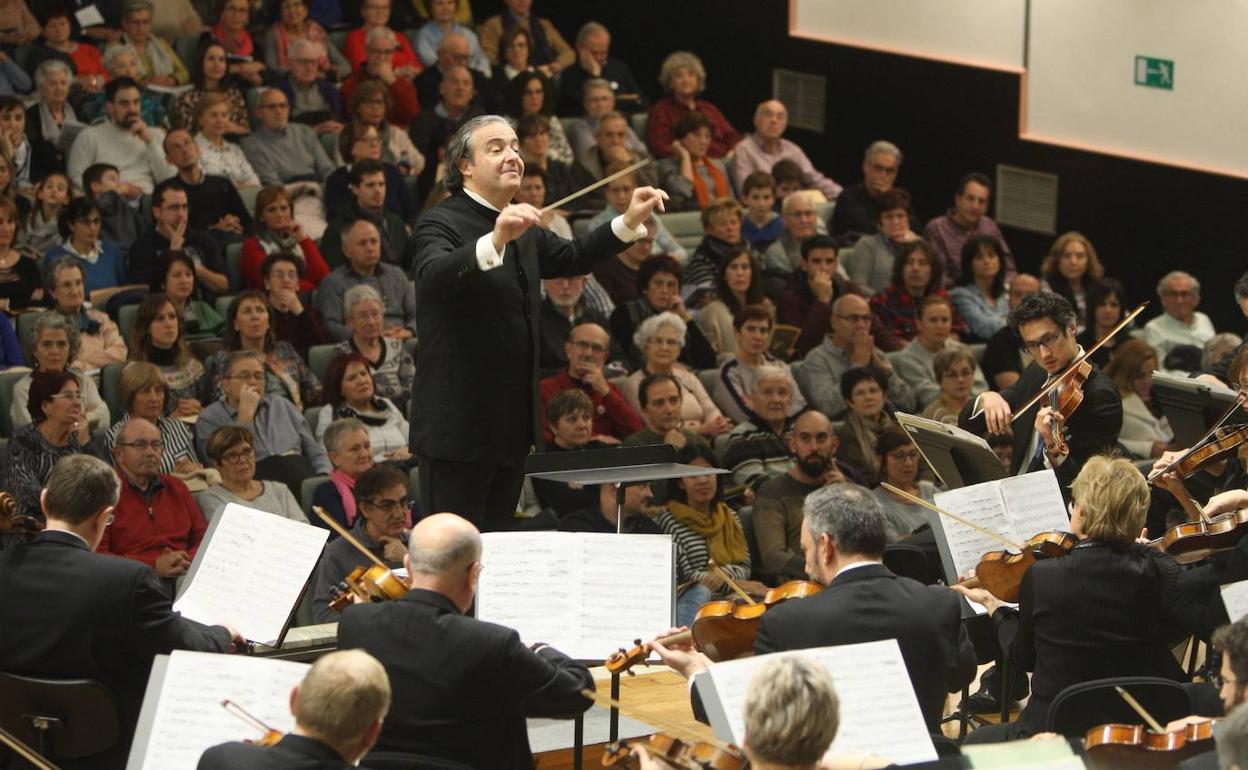 Juanjo Mena dirigiendo a la Orquesta de Navarra.