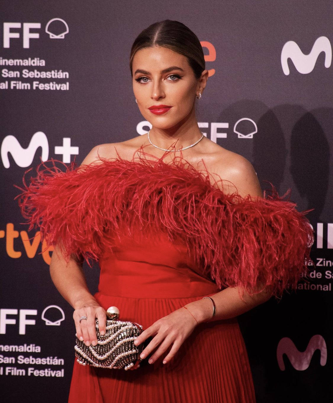 Natalia Cebrián: Sin duda alguna, fue una de las mujeres que brilló con luz propia gracias a este vestido rojo con los hombros al aire y plumas creado por Tot Hom. El estilismo lo completó con joyas de Rabat, bolso de Jimmy Choo y maquillaje -como no podía ser de otra manera-, de Armani Beauty